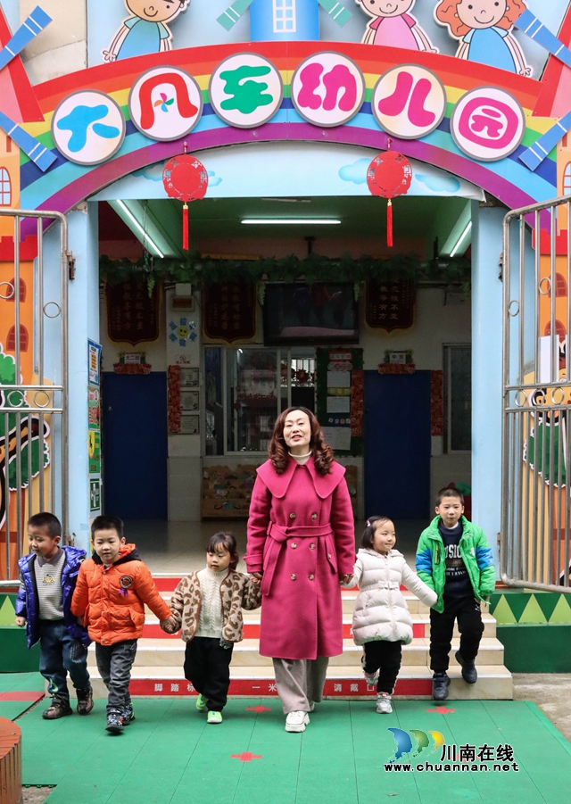 泸州：幼儿园园长十八年坚守如一日，大风车舞动正当时(图2)