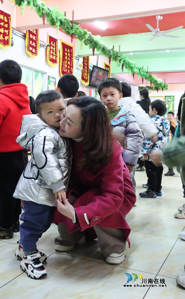 泸州：幼儿园园长十八年坚守如一日，大风车舞动正当时(图3)