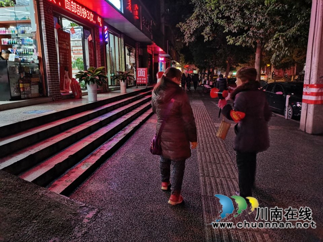 龙马潭区小市街道杜家街社区: 致敬!社区夜巡者(图3) 龙马潭区小市街道杜家街社区: 致敬!社区夜巡者(图3)