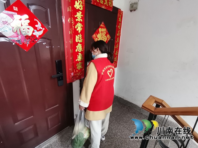 “隔离”不隔情！龙马潭区大驿坝社区为居家隔离人员配送生活物资(图1)