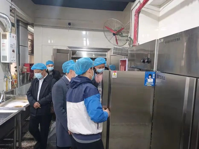 泸州人大代表、政协委员参与监督 共同守护校园食品安全(图3)