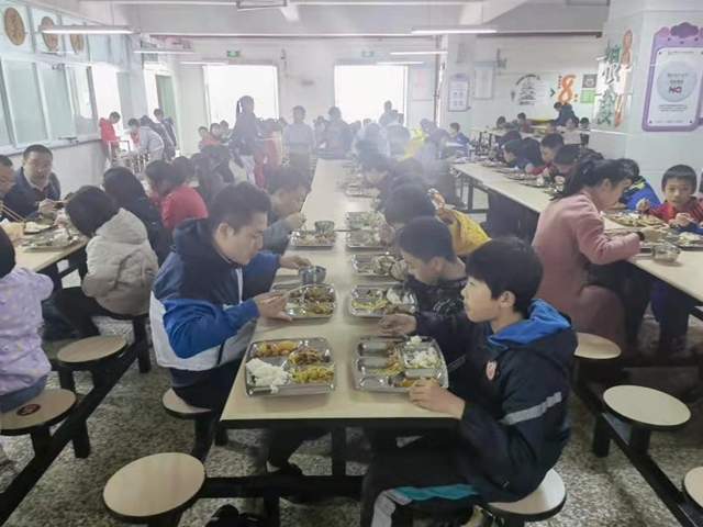 泸州人大代表、政协委员参与监督 共同守护校园食品安全(图4)