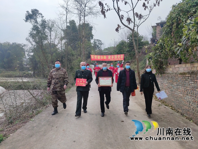 泸县人武部、县退役军人局到百和镇为立功军人送喜报(图3)