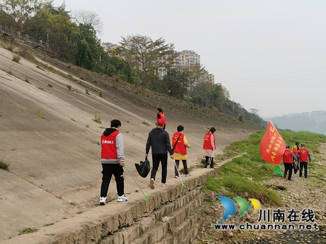 龙马潭区红星街道大驿坝社区开展“助力河长制 保护母亲河”学雷锋志愿服务活动(图1) 龙马潭区红星街道大驿坝社区开展“助力河长制 保护母亲河”学雷锋志愿服务活动(图1)