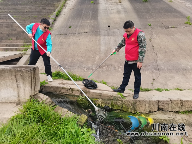 龙马潭区红星街道大驿坝社区开展“助力河长制 保护母亲河”学雷锋志愿服务活动(图3) 龙马潭区红星街道大驿坝社区开展“助力河长制 保护母亲河”学雷锋志愿服务活动(图3)