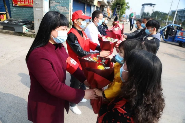 泸州五香苑小区解封，现场这一幕让人动容！(图1)