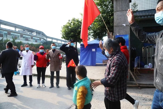 泸州五香苑小区解封，现场这一幕让人动容！(图3)
