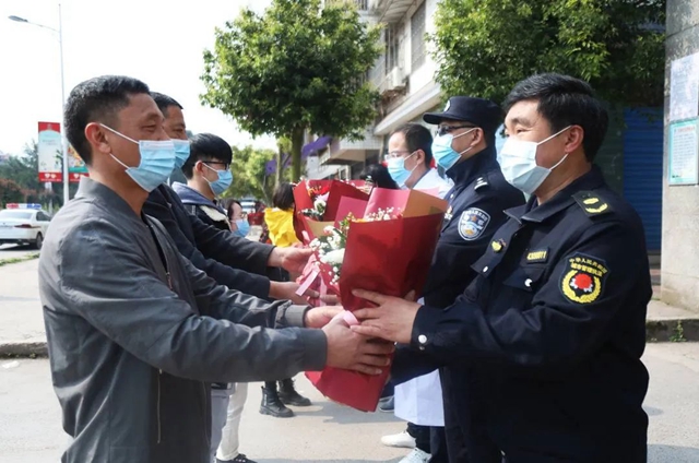 泸州五香苑小区解封，现场这一幕让人动容！(图2)