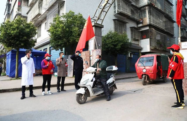 泸州五香苑小区解封，现场这一幕让人动容！(图7)