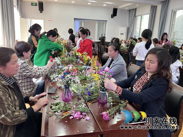 江阳区北城街道报恩塔社区开展“破茧成蝶.美丽绽放”三八节活动(图1)