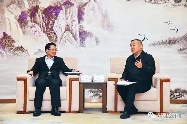 泸州老窖换帅 “双料”董事长上任当天与茅台董事长座谈(图1) 泸州老窖换帅 “双料”董事长上任当天与茅台董事长座谈(图1)