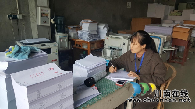 严把关,合江县市场监管局为学生用品质量安全保驾护航(图2) 严把关,合江县市场监管局为学生用品质量安全保驾护航(图2)