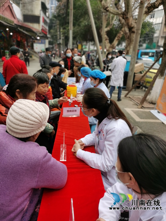 青春志愿，与爱同行！龙马潭区小市街道合道街社区开展利民便民义诊宣传志愿服务活动(图5)