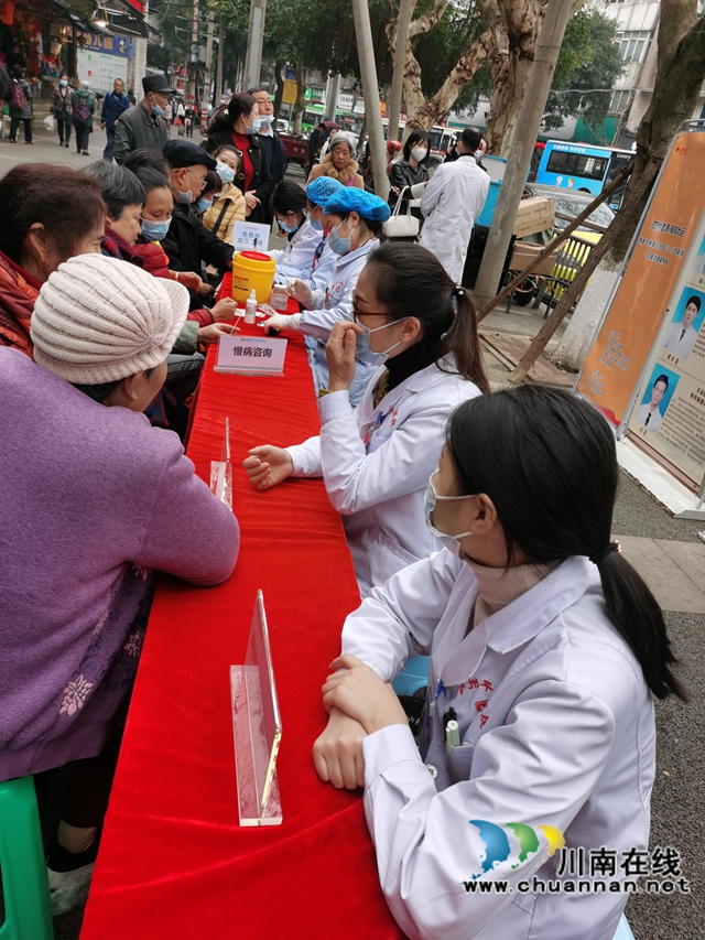 青春志愿，与爱同行！龙马潭区小市街道合道街社区开展利民便民义诊宣传志愿服务活动(图4)