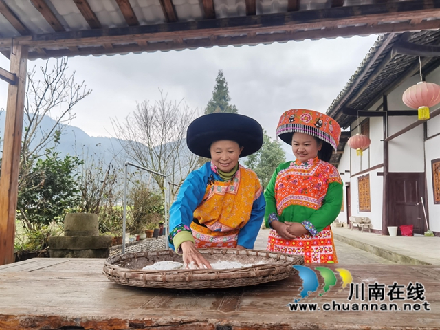 古蔺县大寨苗族乡：古法制作软萩粑，其乐融融迎春天(图1)