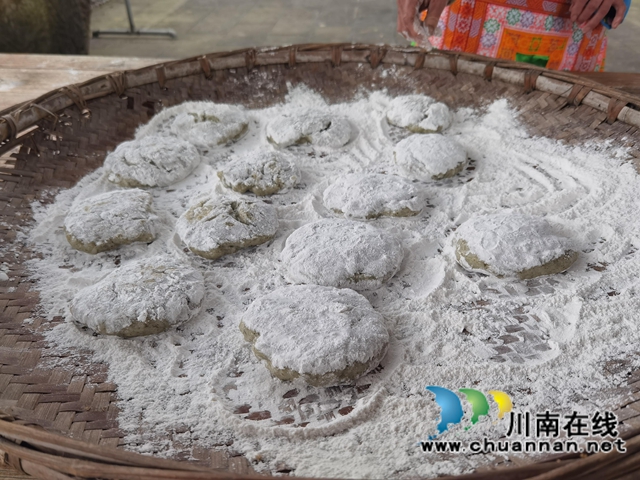 古蔺县大寨苗族乡：古法制作软萩粑，其乐融融迎春天(图2)