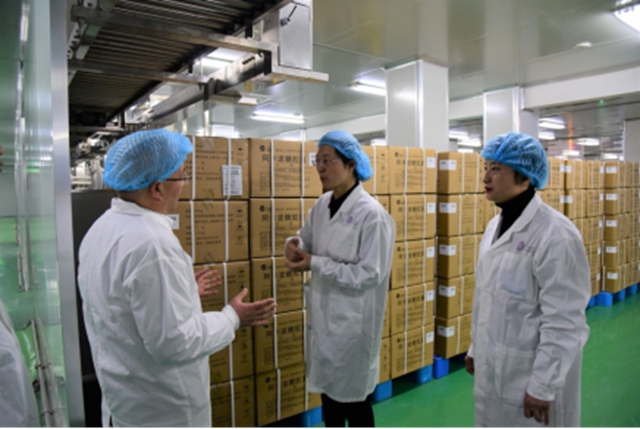 泸州长开区管委会主要负责人彭莉带队调研四川绿叶制药股份有限公司(图1)