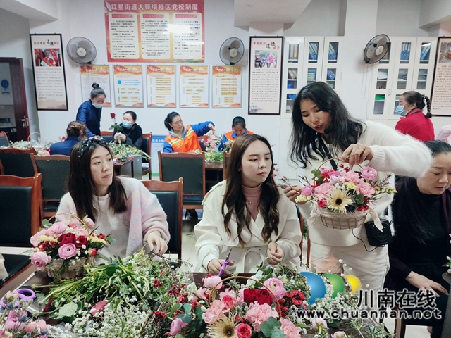 龙马潭区红星街道大驿坝社区开展“三八”国际妇女节主题插花活动(图2)