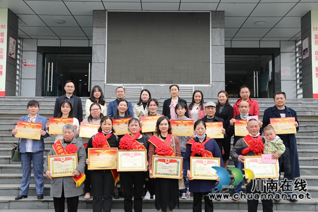 江阳区华阳街道：立功受奖送喜报，双拥共建暖人心(图1)