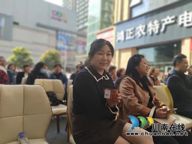 龙马潭区红星街道金井湾社区：趣味庆”三八“，巾帼展风采(图1)