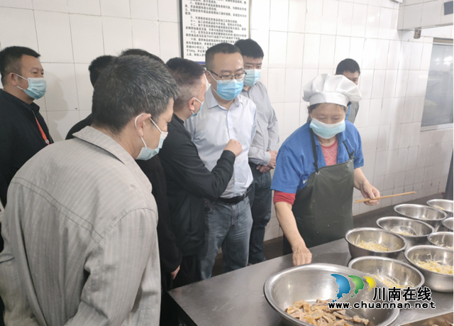 叙永县领导带队检查学校食堂 为师生食品安全保驾护航(图2)