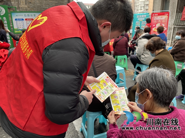 龙马潭区小市街道开展“三清三关”家庭消防安全专项活动(图1)