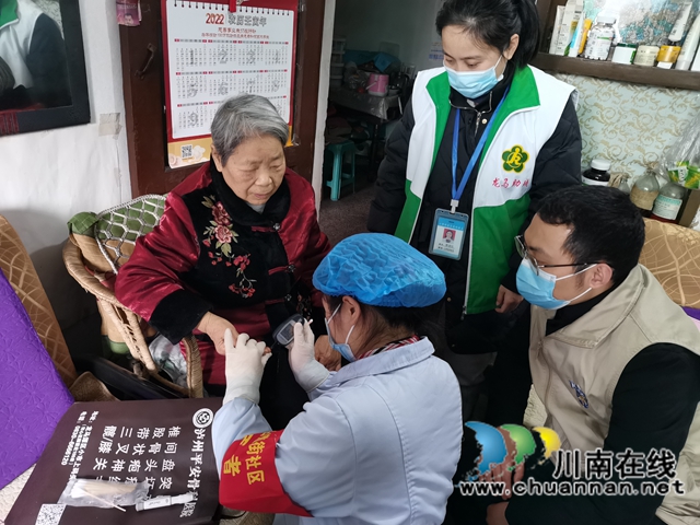 龙马潭区小市街道合道街社区开展“与爱同行”便民利民学雷锋志愿服务活动(图1)