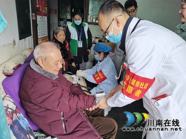 龙马潭区小市街道合道街社区开展“与爱同行”便民利民学雷锋志愿服务活动(图2)