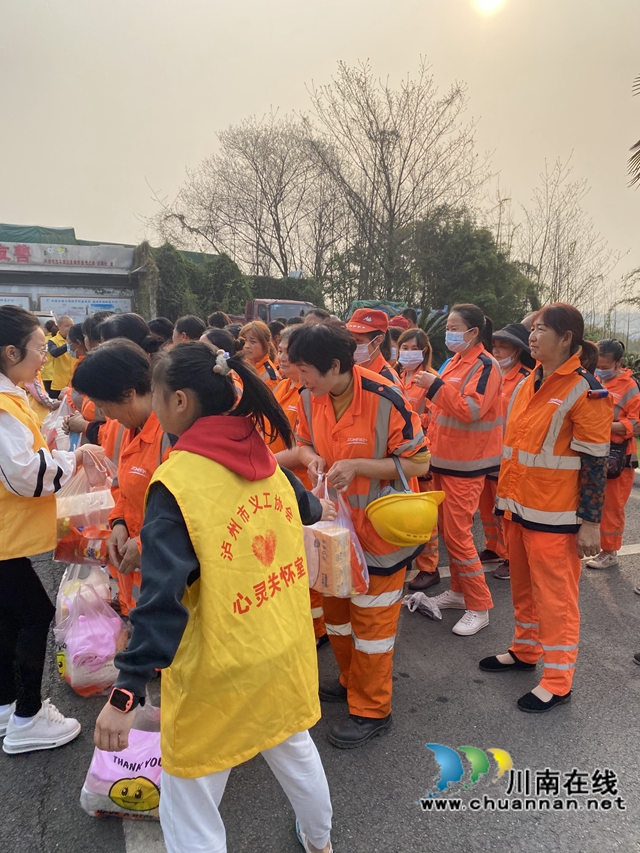 龙马潭区鱼塘街道：春风送关怀，情系环卫工(图2)