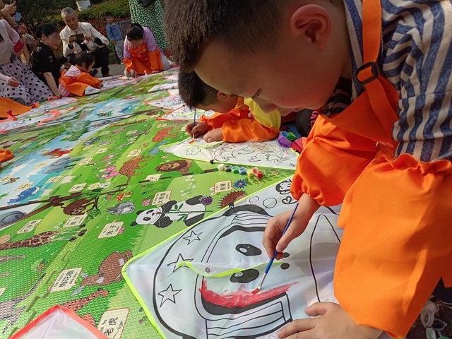 龙马潭区红星街道春晖社区开展“彩绘春天 放飞梦想”亲子手工风筝DIY活动