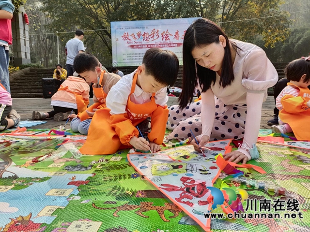龙马潭区红星街道春晖社区开展“彩绘春天 放飞梦想”亲子手工风筝DIY活动(图3)