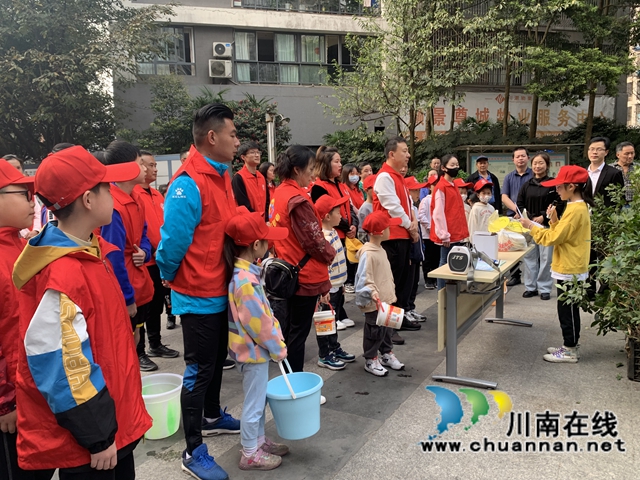 江阳区华阳街道：为小区添一抹绿，守护美好家园(图2)