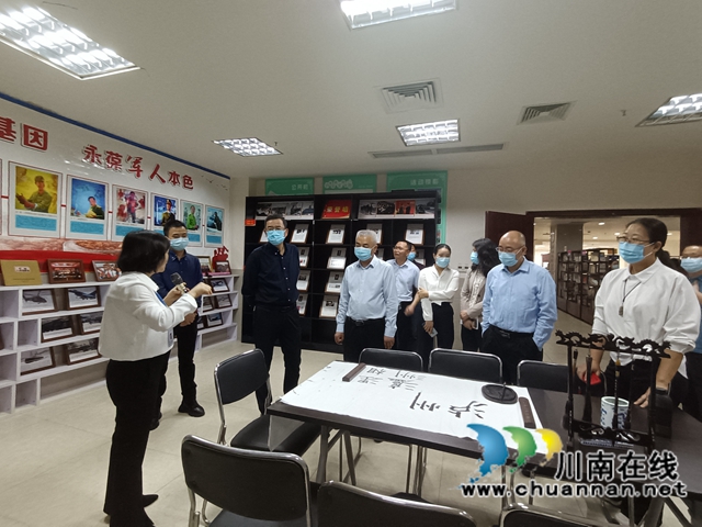 泸州市人大常委会调研红星街道居家养老服务中心等社会建设工作(图1)