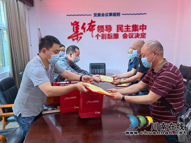 龙马潭区鱼塘街道:为逆行“凡星”颁发荣誉证书(图1) 龙马潭区鱼塘街道:为逆行“凡星”颁发荣誉证书(图1)