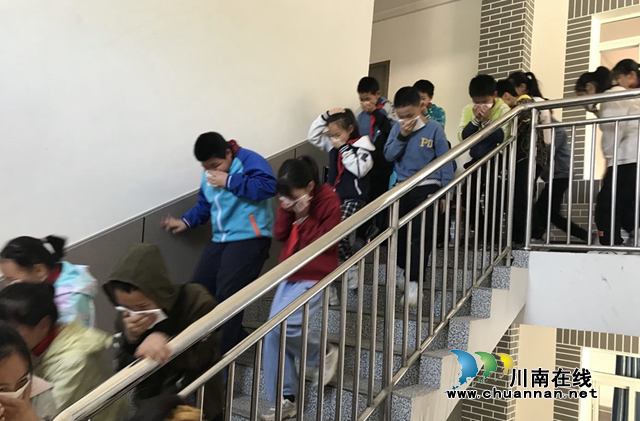 纳溪区天仙镇中心小学开展灭火逃生演练(图1)