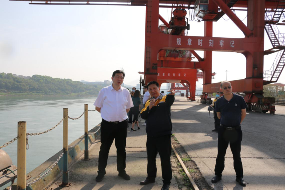 发挥港口优势｜市口岸物流办主任李智带队调研泸州港务公司(图1)