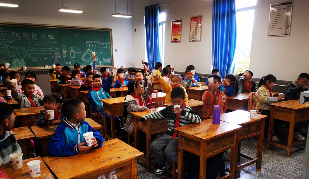 纳溪区天仙镇中心小学组织师生服用“大锅药”(图1)