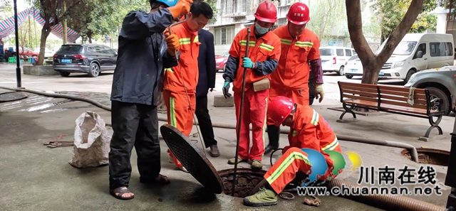 龙马潭区鱼塘街道开展老小区化粪池清掏工作(图1)