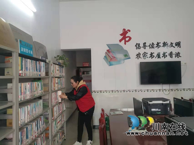 龙马潭区鱼塘街道王庄村开展农家书屋整理志愿服务活动(图1)