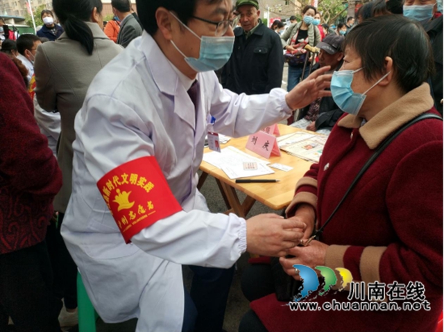 合江县符阳街道开展“五社联动暖人心 巡回义诊进小区”大型义诊活动(图2)