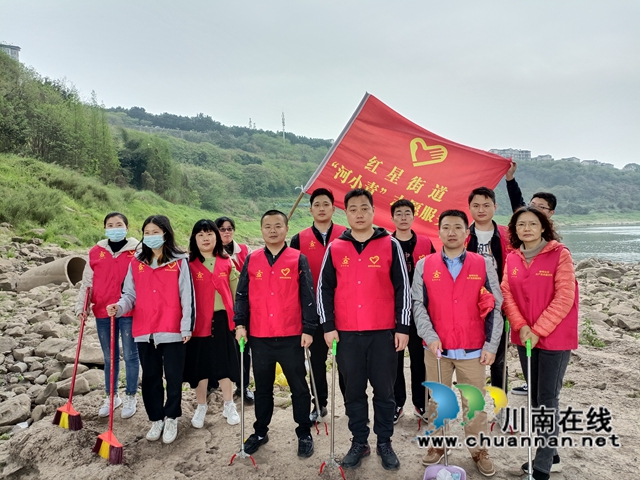 龙马潭区春晖社区开展“河小青”志愿服务活动(图1)