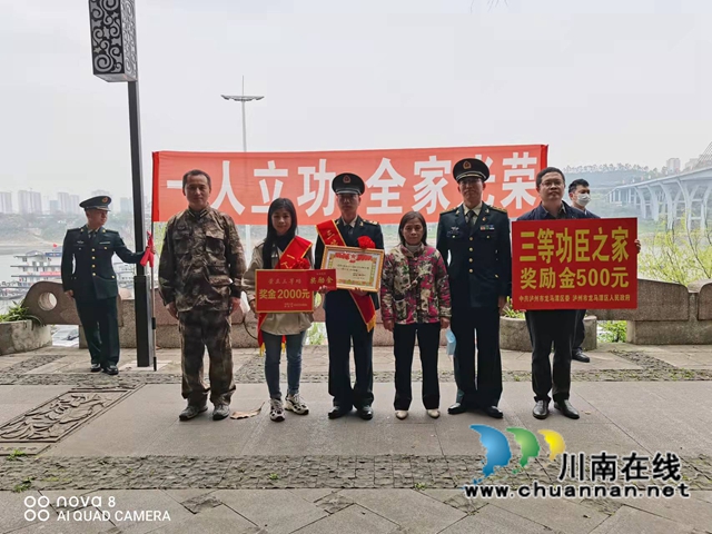 龙马潭区红星街道双桂社区：立功送喜报，尊崇暖人心(图1)
