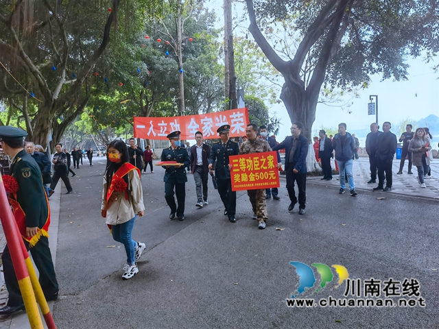 龙马潭区红星街道双桂社区：立功送喜报，尊崇暖人心(图2)