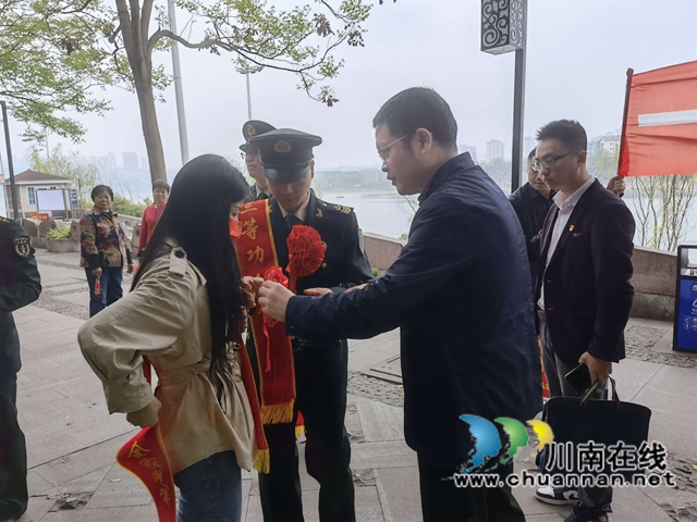龙马潭区红星街道双桂社区：立功送喜报，尊崇暖人心(图4)