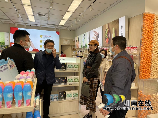 刘晖督导江阳区和龙马潭区化妆品经营规范化建设试点工作(图2)