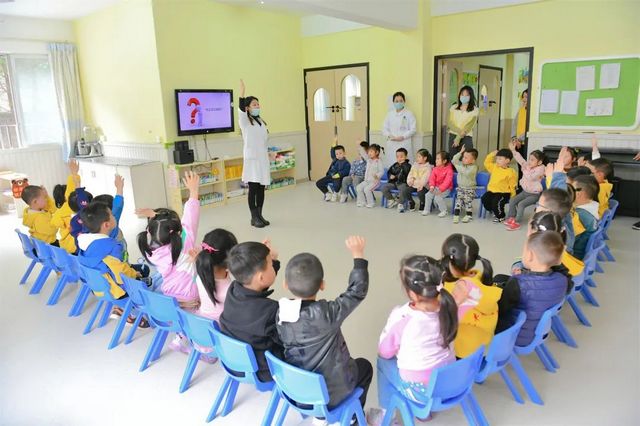 西南医大附院眼科这两位教授带着团队进校园当上了老师(图6)