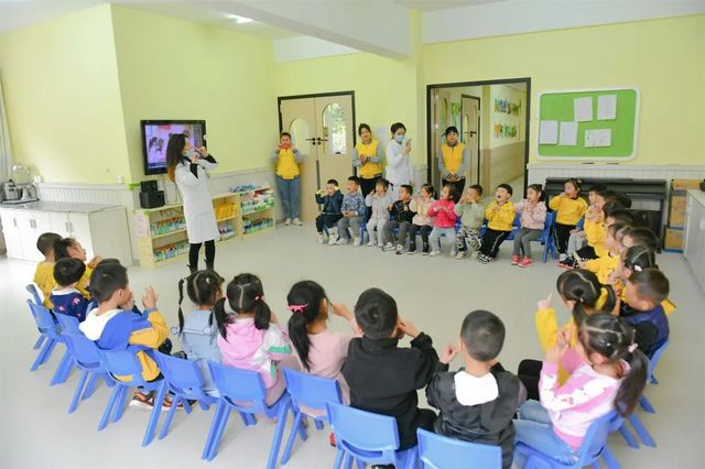 西南医大附院眼科这两位教授带着团队进校园当上了老师(图8)