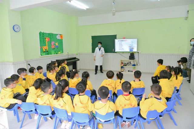 西南医大附院眼科这两位教授带着团队进校园当上了老师(图7)