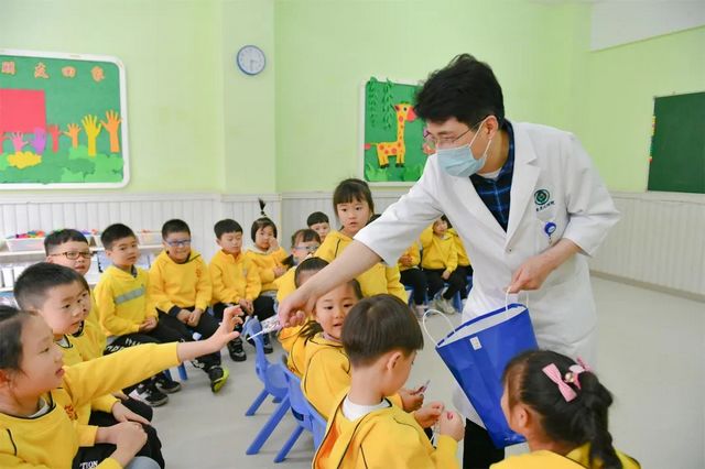 西南医大附院眼科这两位教授带着团队进校园当上了老师(图10)