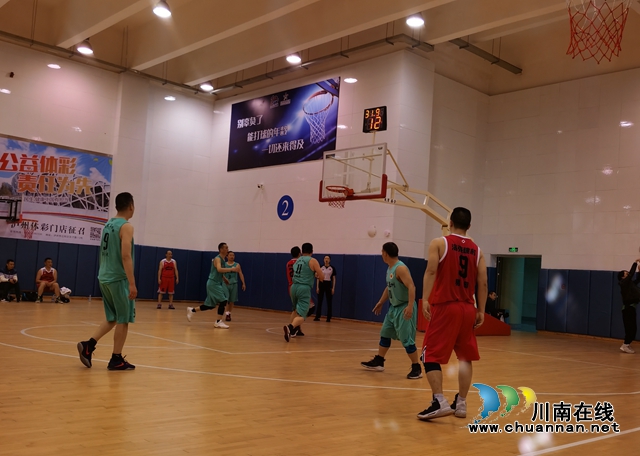 路上就能看直播还可以球迷互动，泸州市篮球联赛升级惊喜多多！(图1)